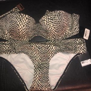 Victoria’s Secret swimsuit(NEVER WORN)